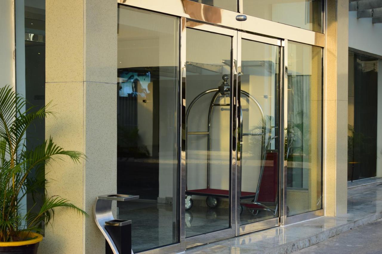 Monty Suites & Golf Uyo Luaran gambar
